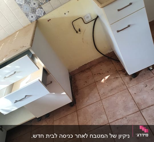 מברשת ניקוי על ארון במטבח מלוכלך